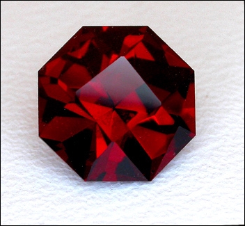 MOZAMBIQUE GARNET (Africa) – 1.92 ct. Fancy Octagon - VIDEO